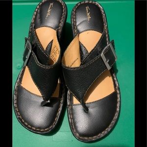 EUC Thom McAn platform leather sandal 8M black